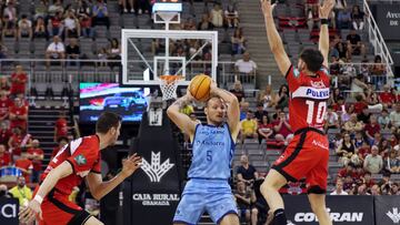 GRANADA, 30/05/2025.- El base de Morabanc Andorra, Rafa Luz (c), con el balón ante los defensores de Covirán Granada durante el encuentro de la Liga Endesa disputado hoy viernes en el Palacio de los Deportes de Granada. EFE / Pepe Torres.