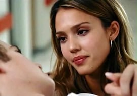 Casi 20 años después, un fracaso de crítica de Jessica Alba desbanca a ‘El botín’ como número 1 en España de Netflix