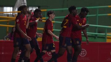 Oyono y Otorbi celebran un gol de la Sub-17 con el resto de sus compañeros.