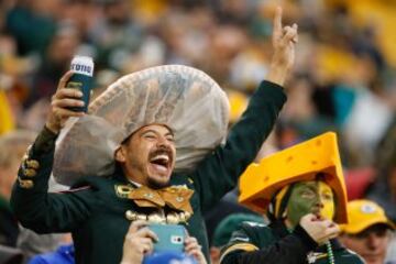 Era inevitable, con tanto "Cabeza de queso" ten¨ªa que aparecer en alg¨²n momento alg¨²n fan de los nachos por Lambeau Field a aprovechar la coyuntura. Mirad que contento est¨¢.