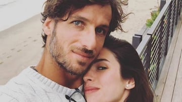 Feliciano L&oacute;pez y Sandra Gago posando en una playa de Malib&uacute;, California.