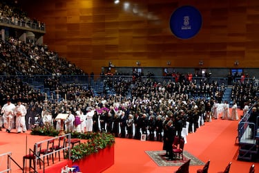 Interior del Palacio de Deportes Carolina Marín, donde ha transcurrido la misa funeral en memoria de las 45 personas fallecidas en el accidente ferroviario de Adamuz.
