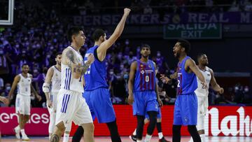 Mirotic celebra con Higgins el triple que sentenció el Clásico liguero en el WiZink Center.