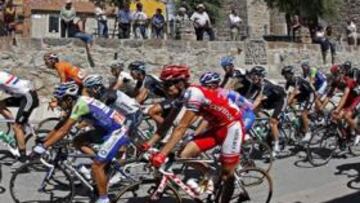 <b>VILLATORO. </b>El pelotón rueda todavía tranquilo al paso por el pueblo abulense de Villatoro. La guerra llegaría en las rampas de La Covatilla.