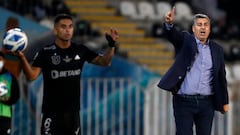 Escobar se aferra al cargo