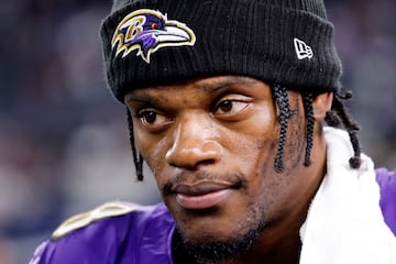 ARLINGTON, TEXAS - SEPTEMBER 22: Quarterback Lamar Jackson #8 of the Baltimore Ravens leaves the field after a win against the Dallas Cowboys at AT&T Stadium on September 22, 2024 in Arlington, Texas.   Ron Jenkins/Getty Images/AFP (Photo by Ron Jenkins / GETTY IMAGES NORTH AMERICA / Getty Images via AFP)