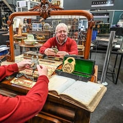 Un hombre hereda una casa del siglo XVIII y encuentra un tesoro que vale miles de dólares: “Fue fascinante descubrirlas”