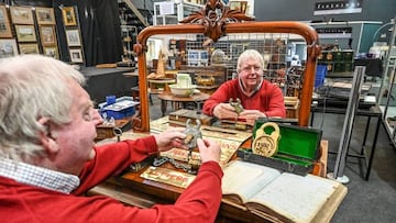 Un hombre hereda una casa del siglo XVIII y encuentra un tesoro que vale miles de dólares: “Fue fascinante descubrirlas”