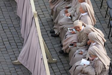 Monjas esperan el día del traslado del ataúd del Papa Francisco, que será transportado dentro de la Basílica, en el Vaticano.