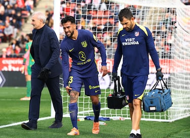 Nico González se lanzó por la izquierda para ganar un balón largo ante Francés y terminó frenando y cojeando hasta que se tiró sobre el césped del estadio del Girona. La mano fue directa al bícepsfemoral de su pierna derecha.