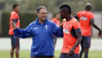 Caparrós con Jhon Córdoba, que no jugará hoy en Jaén.