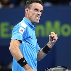 Bautista bate a Khachanov y peleará por su décimo título