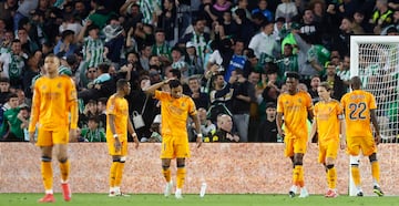 1-1. Los jugadores del Real Madrid tras el tanto de la igualada de Johnny Cardoso.