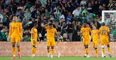 1-1. Los jugadores del Real Madrid tras el tanto de la igualada de Johnny Cardoso.