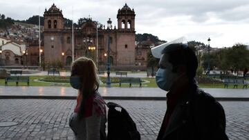 Una pareja camina en la Plaza de Armas el 1 de noviembre de 2020, en Cusco (Per&uacute;). EFE/Paolo Aguilar