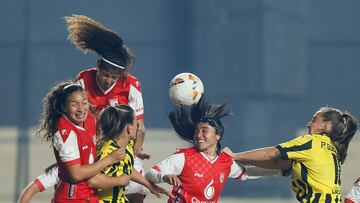 AMDEP8348. ASUNCIÓN (PARAGUAY), 04/10/2024.- Pilar Gonzalez (2-i) de Peñarol disputa el balón con Viviana Acosta (2-d) de Santa Fe este viernes , en un partido de la Copa Libertadores Femenina entre Peñarol y Santa Fe en el estadio Arsenio Erico en Asunción (Paraguay). EFE/ Juan Pablo Pino