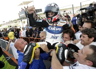 En su tercera temporada mundialista se impone en el año 2013 con tres victorias y 15 podios. Asciende a Moto2 en 2014 y acaba tercero. En 2015 corre su primera temporada en MotoGP a los mandos de la Suzuki oficial, donde permanece dos temporadas antes de fichar por Yamaha, su equipo desde entonces. Dos terceros puestos en la general son sus mejores registros hasta la fecha.