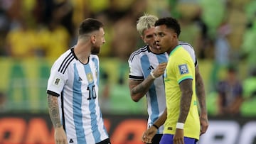 Rodrygo se encara con Messi durante el Brasil-Argentina.