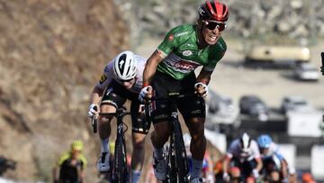 Caleb Ewan supera a Sam Bennett para conseguir la victoria en Hatta Dam en la segunda etapa del UAE Tour.