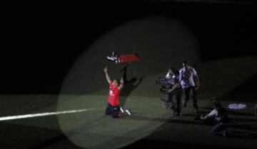 Jugadores y aficionados en el estadio Sánchez Pizjuán.