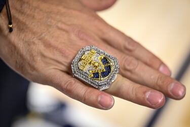 Detalle del anillo de campeón de la NBA 22/23.
