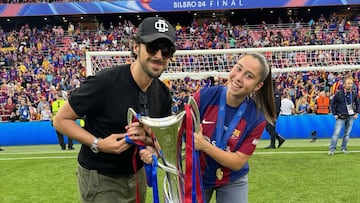 Alessandro Orlandi y Giulia Dragoni, con la Champions ganada por el Barcelona en Bilbao en 2024.