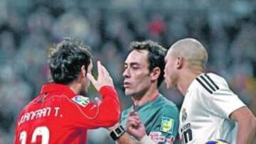 <b>ACLARACIÓN. </b>Pérez Burrull le dice a Juanfran que le expulsa por fingir dos penaltis.