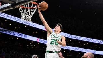 Hugo González anota una bandeja en el partido contra Indiana Pacers.