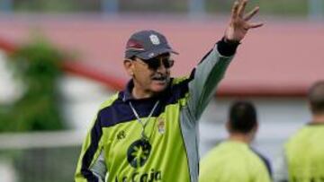 <b>MORAL INTACTA. </b>Sergio Kresic da instrucciones a sus futbolistas, durante el entrenamiento de ayer.