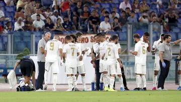 Cooling break (Pausa para la hidratación de los jugadores). Zinedine Zidane con Karim Benzema, Eden Hazard y Marcelo.