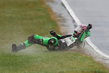 Ricardo Rossi cayó de su moto durante los entrenamientos de Moto3.