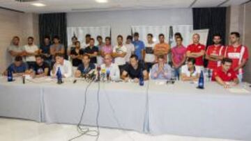 Luis Rubiales junto al entrenador, jugadores y aficionados del Murcia.