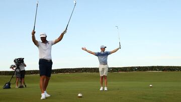 Rory McIlroy y Dustin Johnson, del equipo American Nurses Foundation celebran su victoria ante Rickie Fowler y Matthew Wolff, del equipo CDC Foundation durante el torneo benéfico TaylorMade Driving Relieve celebrado en el Seminole Golf Club de Juno Beach, Florida.