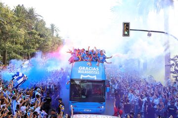 Los jugadores del Málaga celebran con sus aficionados el ascenso a Segunda División por las calles de la capital andaluza.