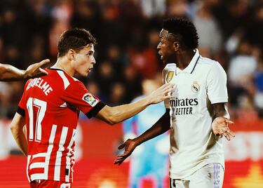 Rodrigo Riquelme Reche se encara con Vinicius Júnior durante el Real Madrid - Girona.