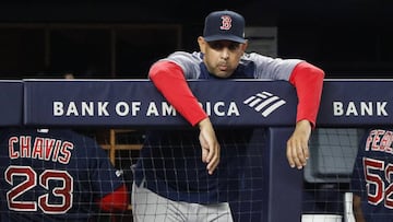 El manager de 44 años está sumido en la polémica al señalado de haber creado esquemas para hacer trampa en 2017 con Astros y un año después en Boston.