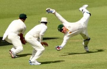 Momento en el que el australiano Brad Haddin elimina a Joe Root durante el partido Australia - Inglaterra de la WACA de cricket.