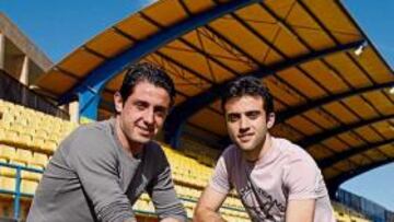 <b>DINAMITA. </b>Nihat y Rossi, los dos delanteros hoy del Villareal, posan para AS en El Madrigal.