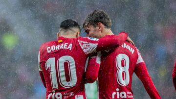 Griezmann y Correa celebran un gol ante el Betis.