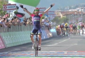 El ciclista italiano Diego Ulissi del equipo Lampre Merida celebra su victoria tras cruzar la meta de la cuarta etapa del Giro de Italia