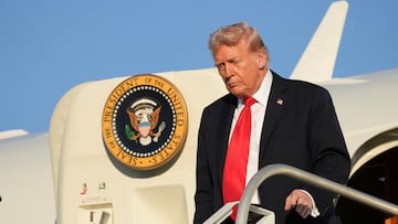 U.S. President Donald Trump steps off Air Force One at LaGuardia Airport in New York, U.S., September 11, 2025. REUTERS/Ken Cedeno