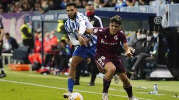 Antoñín, en plena pugna con Gabilondo durante el Málaga - Real Sociedad B.