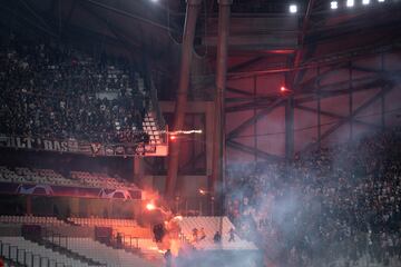 Lanzamiento de bengalas, insultos, saludos nazis... durante el encuentro entre el Eintracht Fráncfort y el Olympique de Marsella hubo numerosos altercados fuera y dentro del terreno de juego. .