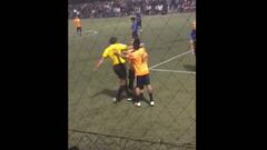 Cueva la lía en plena pichanga: se encara y empuja al árbitro