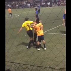 Cueva la lía en plena pichanga: se encara y empuja al árbitro