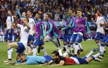 Los jugadores celebran el 2-0 de Pelle. 