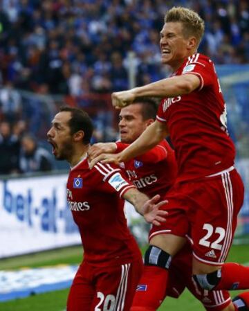 Los jugadores del Hamburgo festejan el gol en los descuentos de Marcelo Díaz.