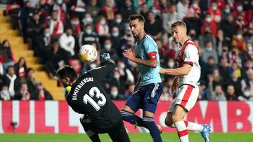 Brais M&eacute;ndez pica el bal&oacute;n por encima de Stole Dimitrievski y ante la mirada de Nikola Maras durante el partido entre el Rayo Vallecano y el Celta.