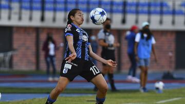 Jaquelín García durante un partido de Gallos Femenil