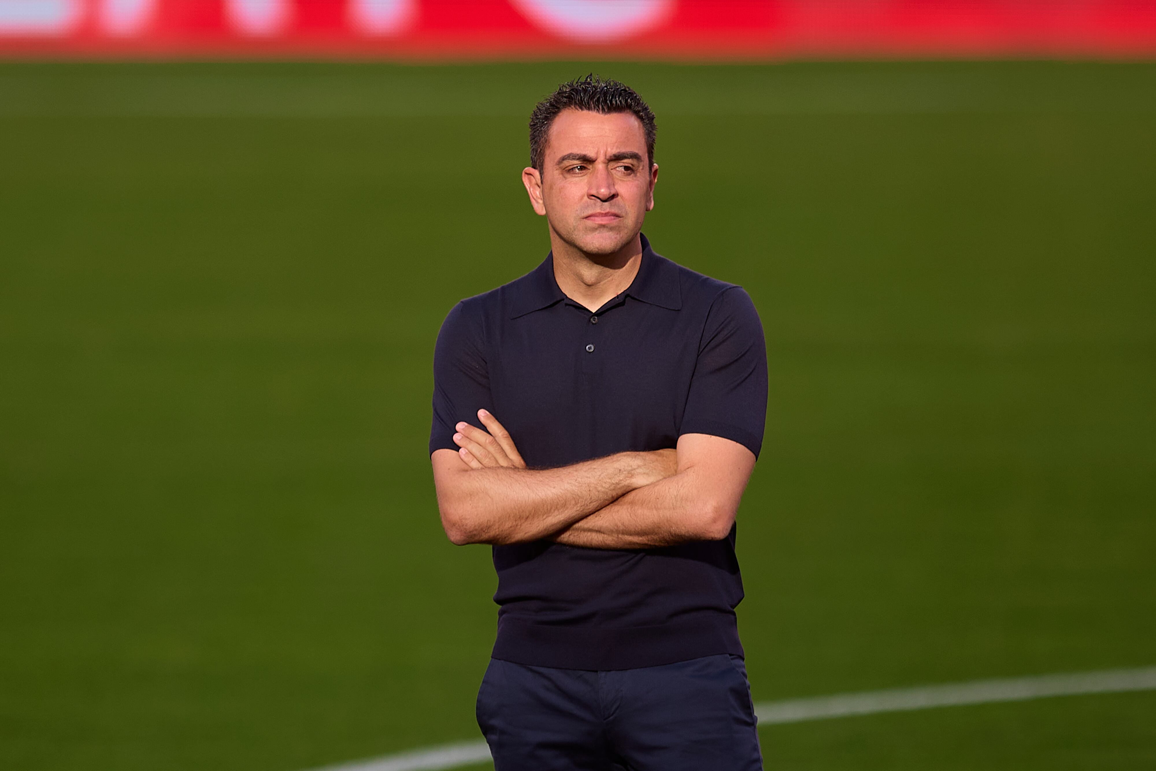 SEVILLA, ESPAÑA - 26 DE MAYO: Xavi, entrenador del FC Barcelona, ​​mira antes del partido deportivo La Liga EA entre el Sevilla FC y el FC Barcelona en el Estadio Ramón Sánchez Pizjuan el 26 de mayo de 2024 en Sevilla, España. (Foto de Fran Santiago/Getty Images)